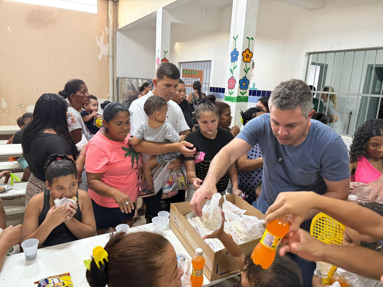 Prefeito André Coutinho Promove Tarde De Recreação Para Crianças Em Abrigo Improvisado